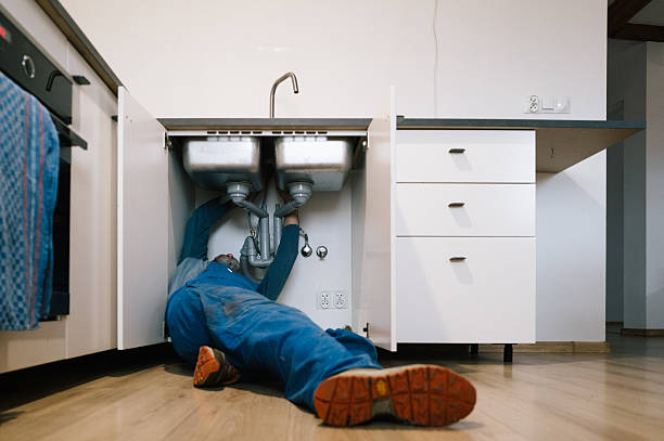 Professional Emergency Plumber technician working in Houston, MO